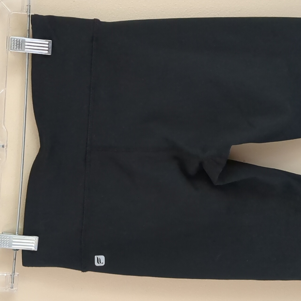 12" Across The Waist Solid Black Fabletics Cropped Leggings Activewear Athletic - Picture 7 of 10